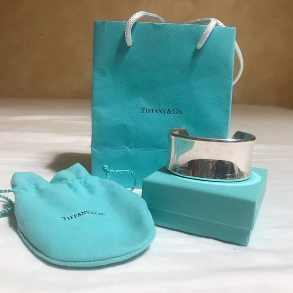 Tiffany & Co. Jewelry - 😍Authentic and beautiful TIFFANY & Co. retired bangle.